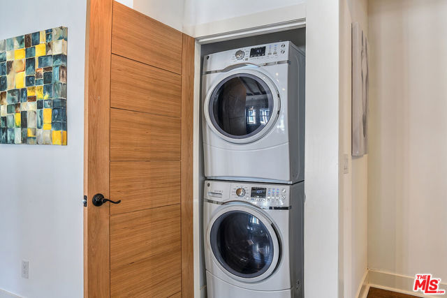 1101 W 18th Street, Los Angeles CA: https://media.crmls.org/mediaz/8c8d6749-f3ab-4d64-9955-4d1c7f9104a8.jpg