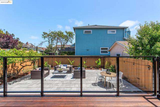1026 Court St, Alameda CA: https://media.crmls.org/mediaz/8c8db53e-afdf-4505-aefb-131a50c6bce7.jpg