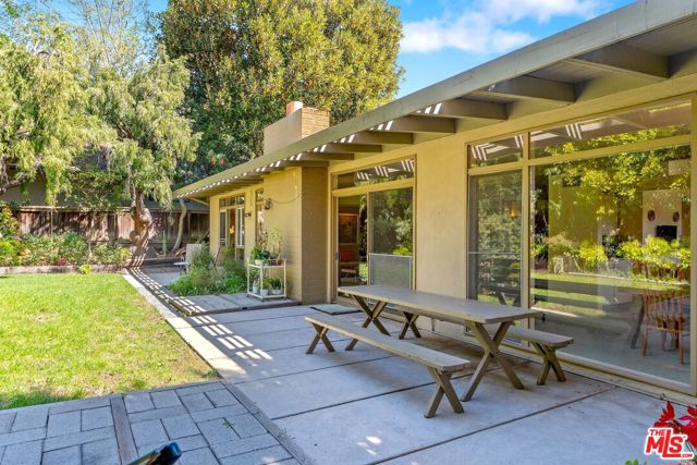7545 Kimdale Lane, Los Angeles CA: https://media.crmls.org/mediaz/8c8fe8b3-2237-4fd2-ae05-85b18bc4172f.jpg