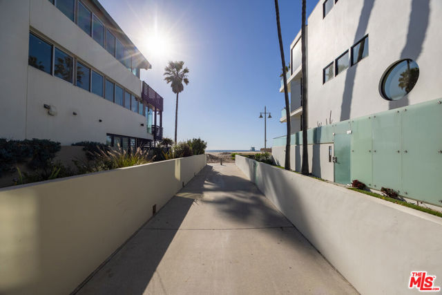 11 24th Avenue, Venice CA: https://media.crmls.org/mediaz/8c8ff58b-04da-4436-a53e-11cf43c0df4d.jpg