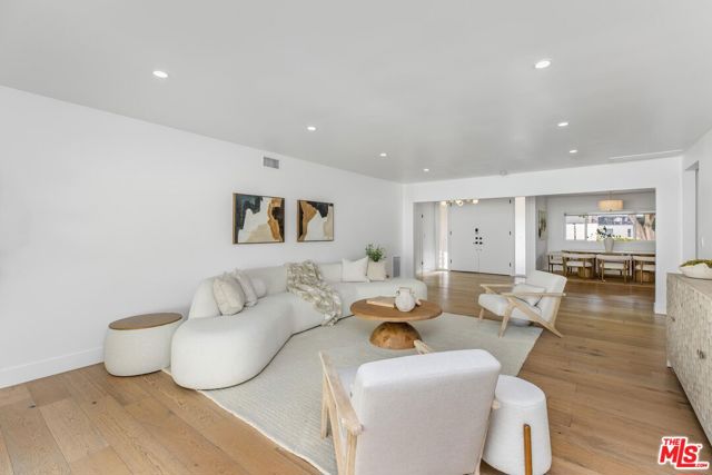 5200 Del Moreno Drive, Woodland Hills CA: https://media.crmls.org/mediaz/8c90367b-8274-4eec-a163-c8522ea71dbf.jpg