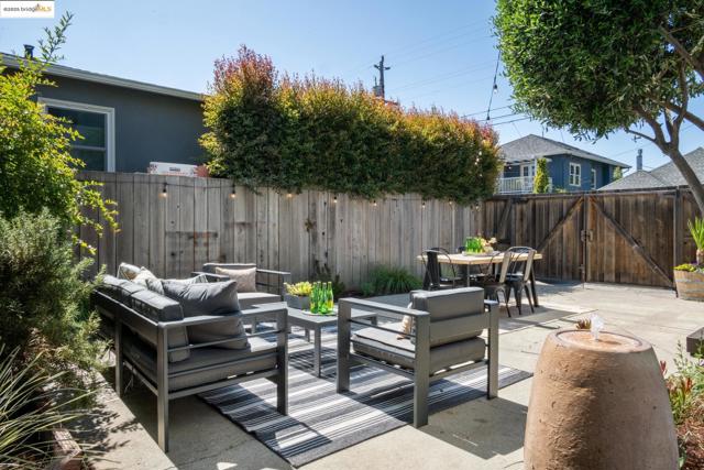 327 Hudson St, Oakland CA: https://media.crmls.org/mediaz/8c904f1b-b670-4e3b-8f39-ddf7e782b9bf.jpg
