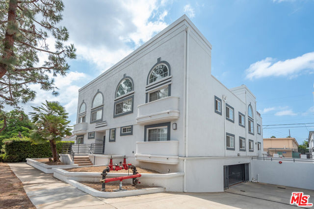 3949 Bentley Avenue, Culver City CA: https://media.crmls.org/mediaz/8c90a21e-9221-484b-8816-8532b5d99d79.jpg