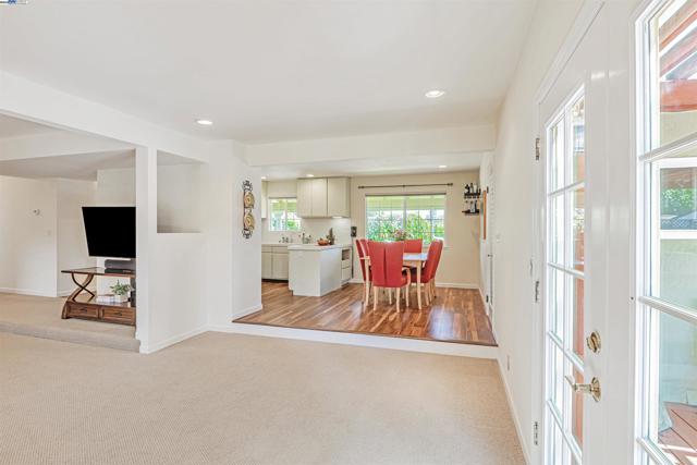 3335 Cornish Ct, Fremont CA: https://media.crmls.org/mediaz/8c90cbd5-ecb0-42b7-a1a9-0ecc6782d2a5.jpg