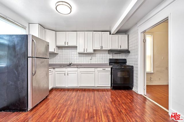 1147 S Mariposa Avenue, Los Angeles CA: https://media.crmls.org/mediaz/8c90eb48-d5ea-4662-9b0b-3fb3a9b67df9.jpg