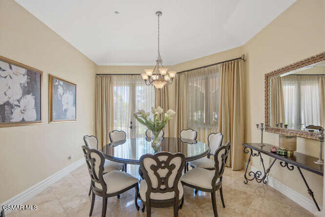 421 Whitegate Road, Thousand Oaks CA: https://media.crmls.org/mediaz/8c90f507-b0f3-4c11-b234-82c299adc3b0.jpg