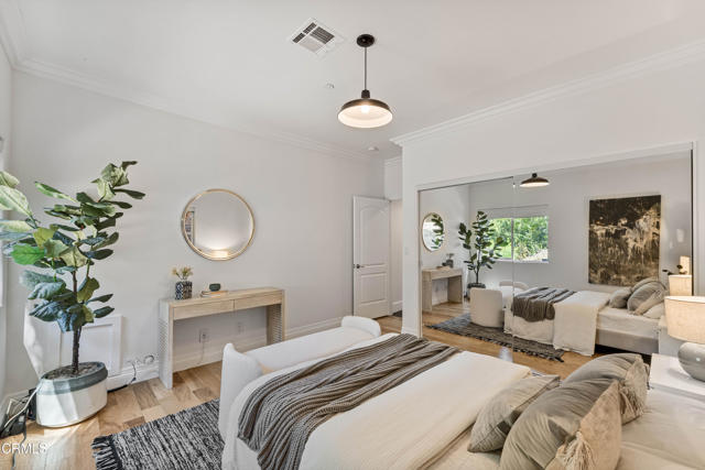 453 Frontenac Avenue, Los Angeles CA: https://media.crmls.org/mediaz/8c911e73-f4ac-4680-b483-5997f0735642.jpg