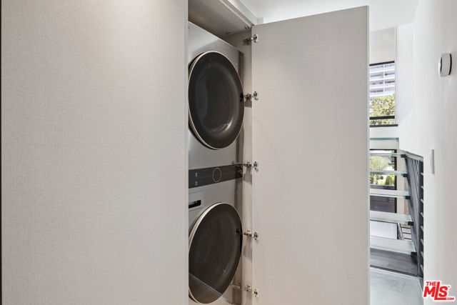 1033 Carol Drive, West Hollywood CA: https://media.crmls.org/mediaz/8c918e3f-e832-4999-b376-63a6d31b7f2e.jpg