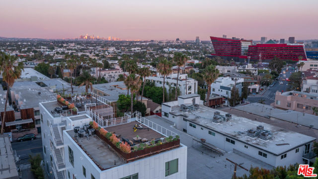 935 N San Vicente Boulevard, West Hollywood CA: https://media.crmls.org/mediaz/8c91defd-77f2-4e21-afc8-7b1a1cb00f55.jpg