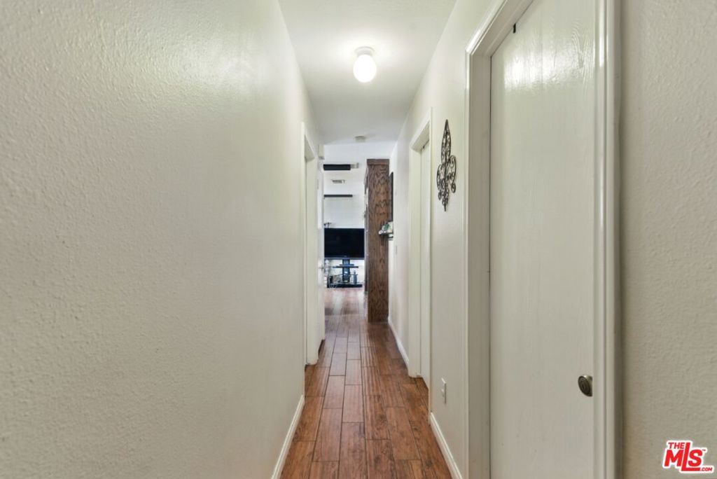 https://media.crmls.org/mediaz/8c92b7bd-26f2-49e6-81a7-4aedc741ccf9.jpg?preset=X-Large