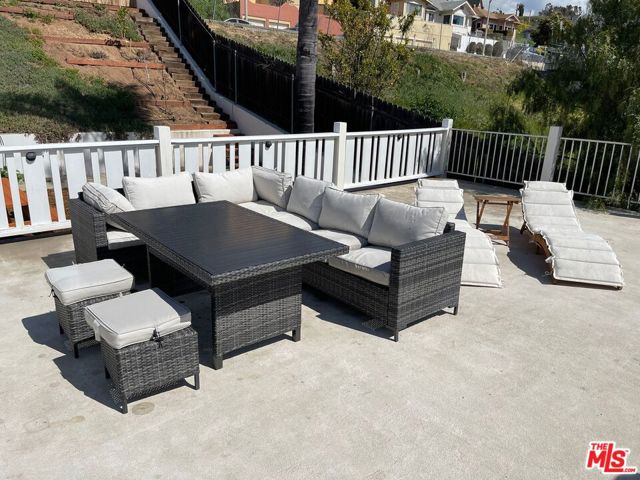 84 N Palm Street, Ventura CA: https://media.crmls.org/mediaz/8c93135a-ce8b-4dc9-8862-8d4b1091c925.jpg