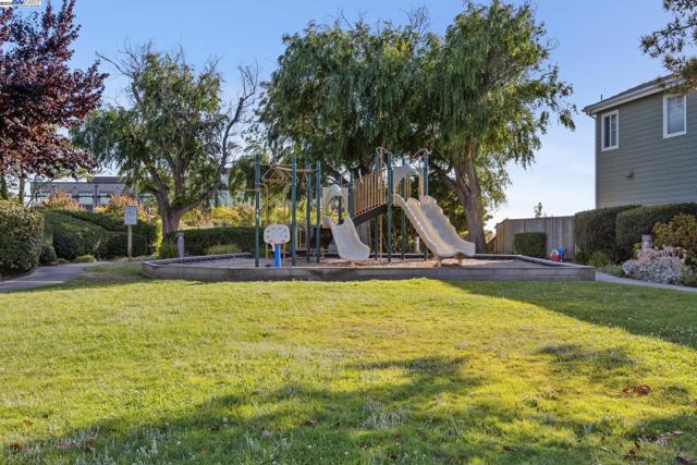 15 Mcdonnel Rd, Alameda CA: https://media.crmls.org/mediaz/8c93b57f-1a75-408f-8889-07066aed6f1a.jpg
