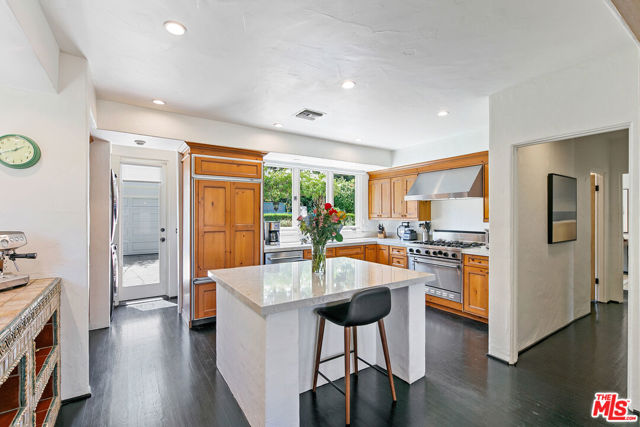 331 S Medio Drive, Los Angeles CA: https://media.crmls.org/mediaz/8c94578a-2c63-468e-bb8a-2e8e64493ee4.jpg