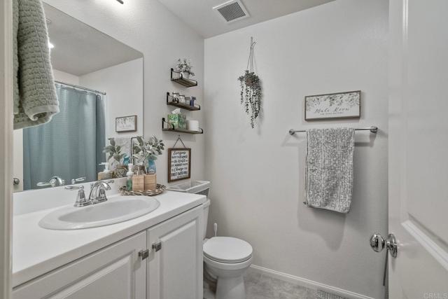 2211 Solara Lane, Vista CA: https://media.crmls.org/mediaz/8c947351-e865-497a-9a69-4cb389d5df48.jpg