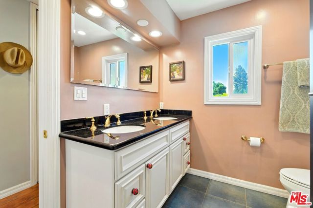 12955 Riverside Drive, Sherman Oaks CA: https://media.crmls.org/mediaz/8c948733-433c-4c60-9693-69edc1517d57.jpg