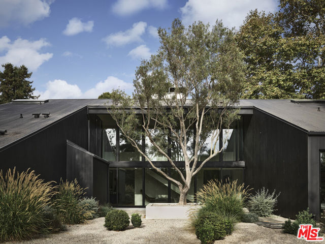 6153 Bonsall Drive, Malibu CA: https://media.crmls.org/mediaz/8c955afc-bcc5-4011-b51d-d930b0e79949.jpg