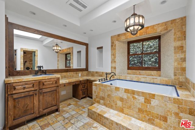 1017 S Gretna Green Way, Los Angeles CA: https://media.crmls.org/mediaz/8c95a5f8-33b8-430e-9cf7-a9a683a16050.jpg
