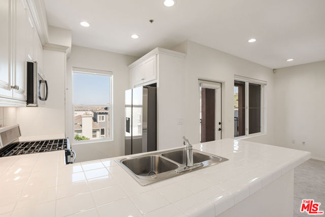 6020 Seabluff Drive, Playa Vista CA: https://media.crmls.org/mediaz/8c95dc5a-347d-4241-bb79-73c150a33bfd.jpg