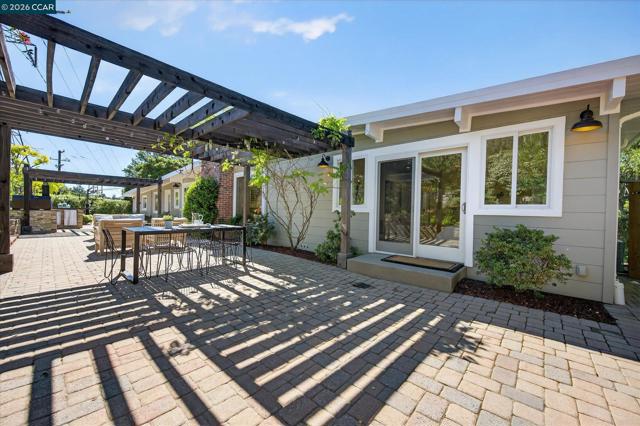 31 Ivy Dr, Orinda CA: https://media.crmls.org/mediaz/8c95e900-df8d-4f35-aa73-d439dc97120f.jpg