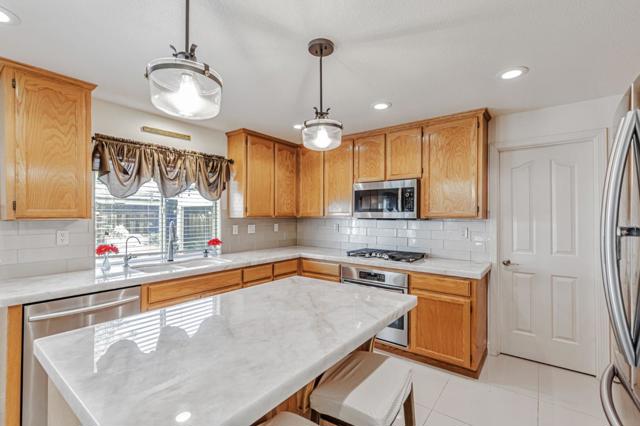 1700 Hemlock Court, Hollister CA: https://media.crmls.org/mediaz/8c960540-1b86-4e8d-a812-46f6e6b5d873.jpg