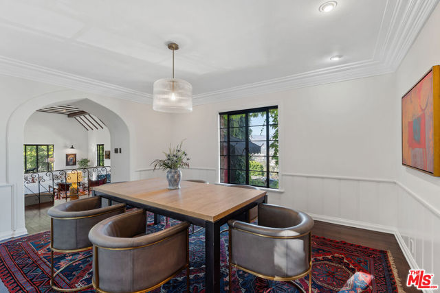 3827 Carnavon Way, Los Angeles CA: https://media.crmls.org/mediaz/8c96b272-5dab-4869-99e4-16202bc08a53.jpg