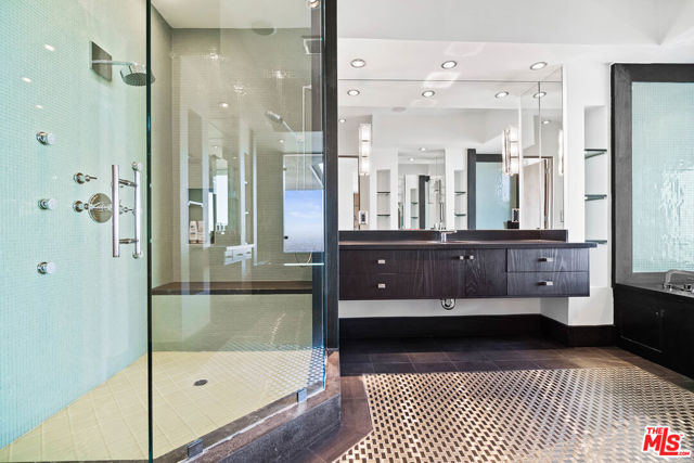 1742 Viewmont Drive, Los Angeles CA: https://media.crmls.org/mediaz/8c96b342-f62b-4a69-93f0-ac76e13cc663.jpg