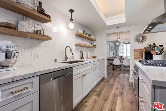 171 N Church Lane, Los Angeles CA: https://media.crmls.org/mediaz/8c96c6a3-95ee-4353-b146-9b4a1a75fc5c.jpg