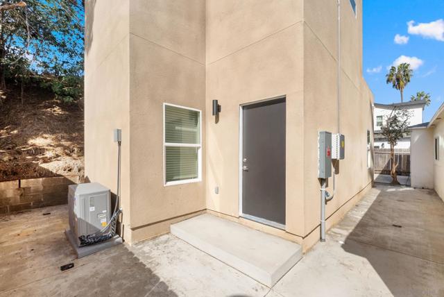 5126 5128 Alumni Pl, San Diego CA: https://media.crmls.org/mediaz/8c971f89-c031-4021-b271-6fb074cbc44f.jpg