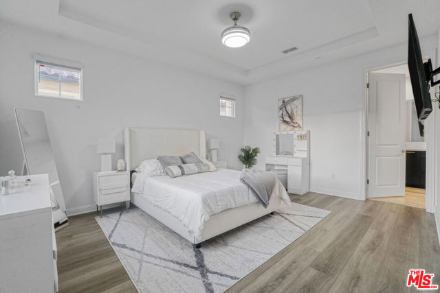 20818 W Bur Oak Circle, Porter Ranch CA: https://media.crmls.org/mediaz/8c975699-1957-49fe-84e1-9618008ae726.jpg