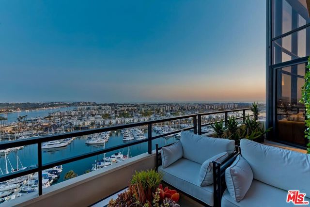 4335 Marina City Drive, Marina del Rey CA: https://media.crmls.org/mediaz/8c97d77e-f7fc-44f2-9ee8-68e686405e29.jpg