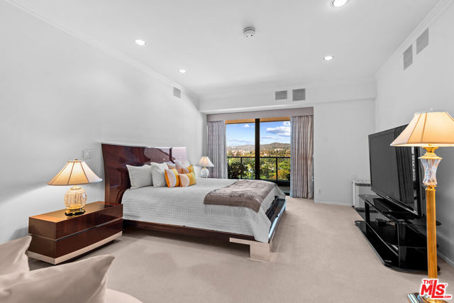 10490 Wilshire Boulevard, Los Angeles CA: https://media.crmls.org/mediaz/8c982024-268c-4ec2-9de2-e5e08d9d0ae1.jpg