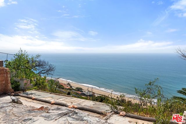 17624 Tramonto Drive, Pacific Palisades CA: https://media.crmls.org/mediaz/8c984a64-c5b2-4c22-b946-f3a954c50615.jpg