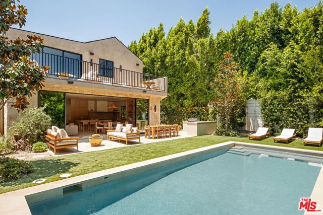 636 N Laurel Avenue, Los Angeles CA: https://media.crmls.org/mediaz/8c98b1dd-97d6-4a4d-91f8-29dd63b0cbc7.jpg