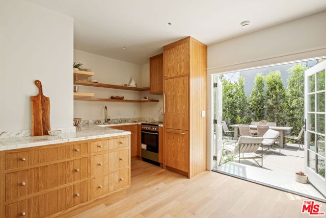 1068 Queen Anne Place, Los Angeles CA: https://media.crmls.org/mediaz/8c98b341-423a-4ca4-9802-643ad3c1c86a.jpg