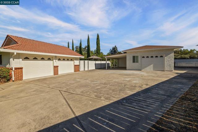 9822 Doyle Ct, Stockton CA: https://media.crmls.org/mediaz/8c98d21d-66b7-47d0-8c71-ac4e965f0859.jpg