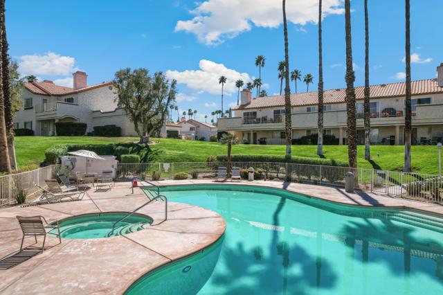 153 Desert Falls E Drive, Palm Desert CA: https://media.crmls.org/mediaz/8c98ed9e-41e6-4e63-881f-4ff92b5ba21c.jpg