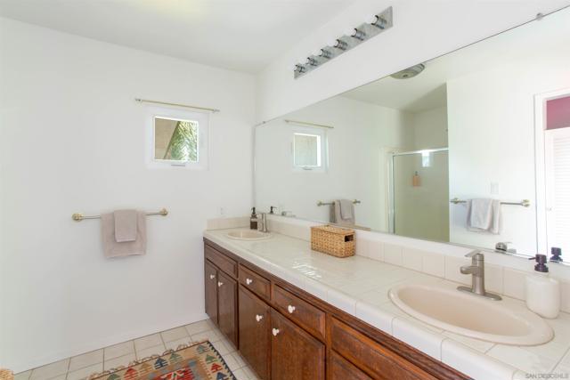 28628 Mountain Meadow Rd, Escondido CA: https://media.crmls.org/mediaz/8c994067-4488-4441-a906-a22853c1a19d.jpg