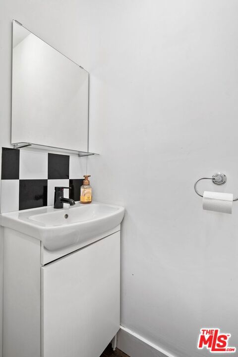 https://media.crmls.org/mediaz/8c9b0cb1-8d29-486e-80f0-400e4ff34896.jpg?preset=X-Large