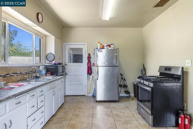935 E Yosemite Ave, Madera CA: https://media.crmls.org/mediaz/8c9b899c-47c0-4a92-a851-f2b24b51b1e4.jpg
