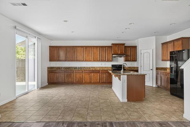 9748 Collie Way, Elk Grove CA: https://media.crmls.org/mediaz/8c9cafd4-1cd6-48dc-a825-c507dc49955a.jpg