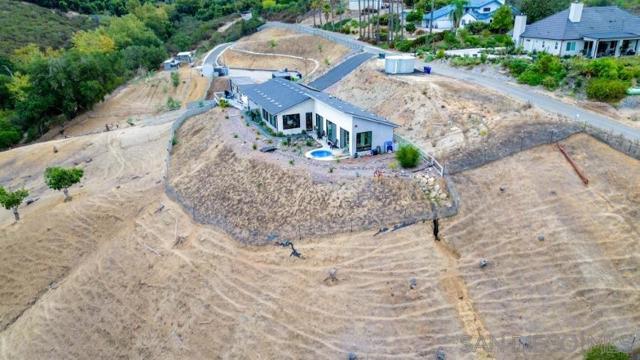 1615 Vista Del Lago, Fallbrook CA: https://media.crmls.org/mediaz/8c9cd8b7-572f-45f3-a9c0-fabf29fc3528.jpg