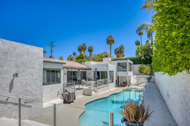 257 W El Camino Way, Palm Springs CA: https://media.crmls.org/mediaz/8c9d896d-8f8e-4426-b01a-686afc149d8e.jpg