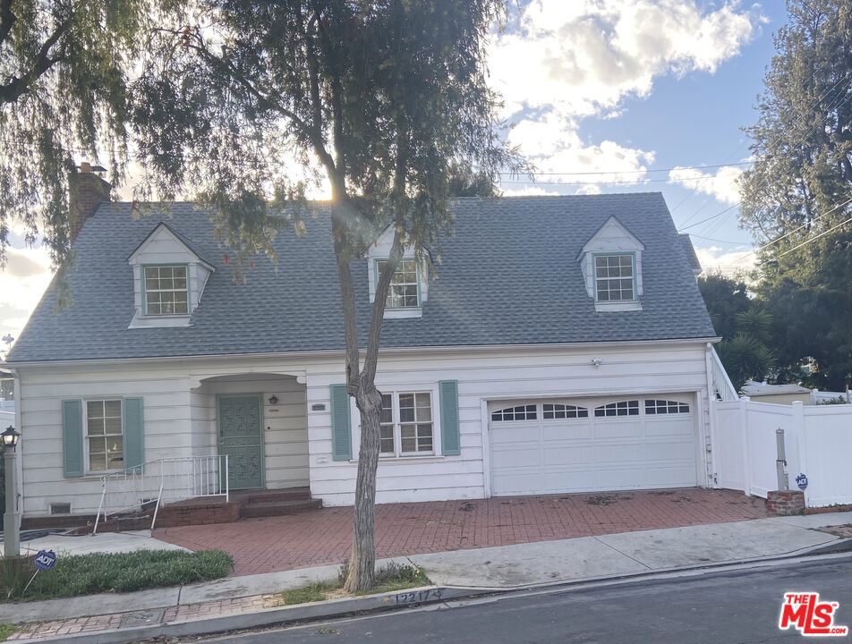 12217 Menlo Avenue
