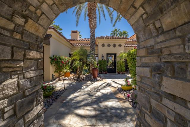 80675 Via Portofino, La Quinta CA: https://media.crmls.org/mediaz/8c9fb50d-a7ba-43b8-969c-a32ee461d29f.jpg