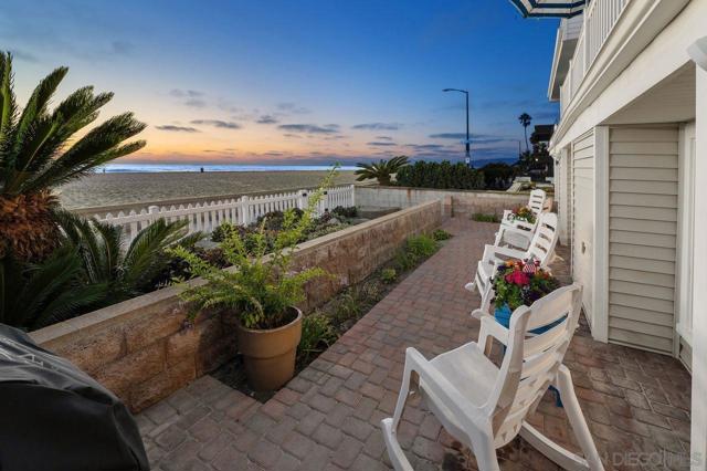 2740 Ocean Front Walk, San Diego CA: https://media.crmls.org/mediaz/8c9fbd7a-3823-43e9-837c-83b1b38144d1.jpg