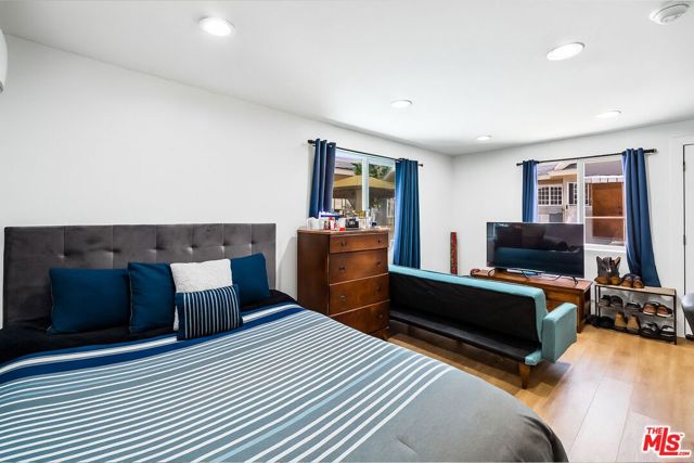 5342 Lemon Grove Avenue, Los Angeles CA: https://media.crmls.org/mediaz/8ca06e65-f87c-4d00-8b60-cf98dc4d483e.jpg