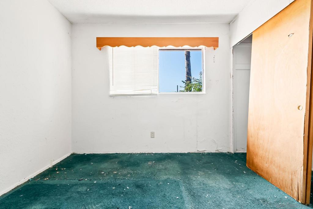 https://media.crmls.org/mediaz/8ca0e71c-d792-44c7-be22-2d19aaaf18af.jpg?preset=X-Large