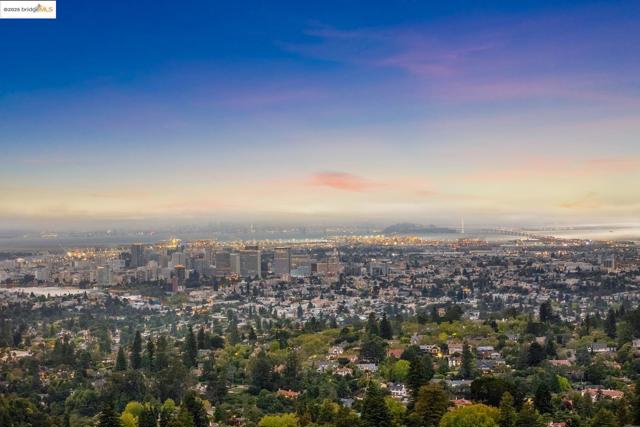 2250 Bywood Dr, Oakland CA: https://media.crmls.org/mediaz/8ca1713f-1b5e-48b7-963e-c3b33620edd8.jpg