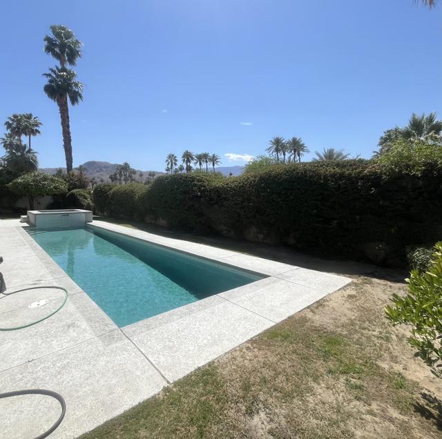 11 Mission Palms W Drive, Rancho Mirage CA: https://media.crmls.org/mediaz/8ca19721-64ae-45a2-bbcb-431b265d47c2.jpg