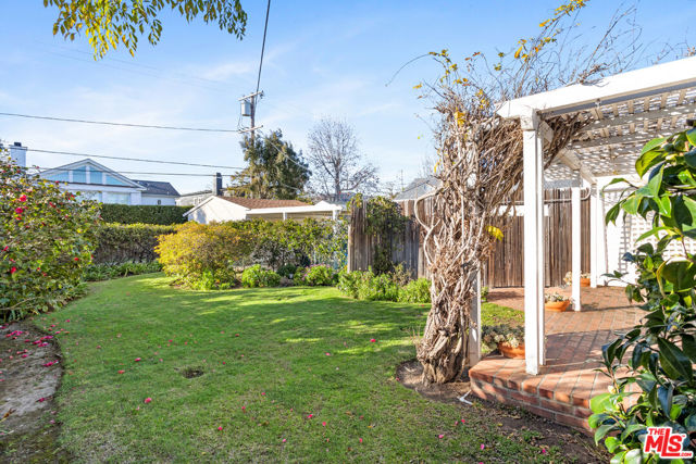 507 El Medio Avenue, Pacific Palisades CA: https://media.crmls.org/mediaz/8ca1d892-e29e-4598-9993-a25f9079b194.jpg